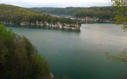 Summersville Lake, West Virginia, turquoise water and sandstone cliffs